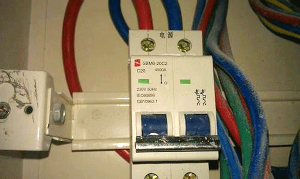 漏電保護(hù)裝置是造成西安西瑪電機(jī)頻繁燒毀的原因。