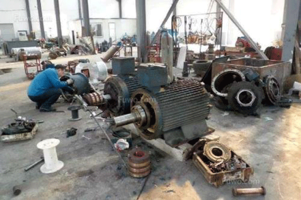 西安西瑪電機(jī)驅(qū)動軸修理中軸向間隙的測量。